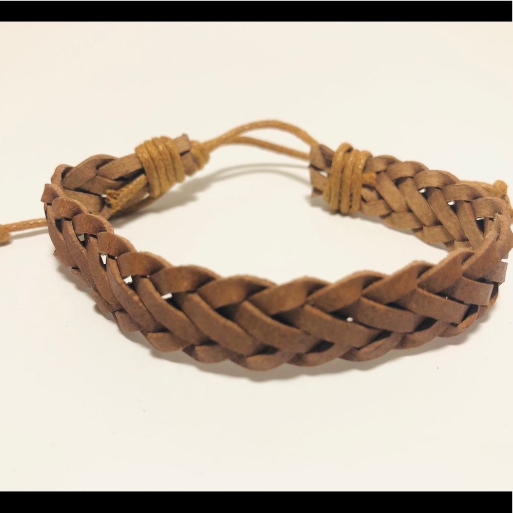 Adjustable leather bracelet